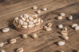 テーブルに乗ったピスタチオ