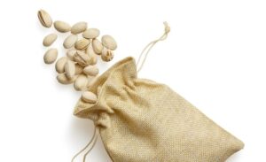 袋に入ったピスタチオ