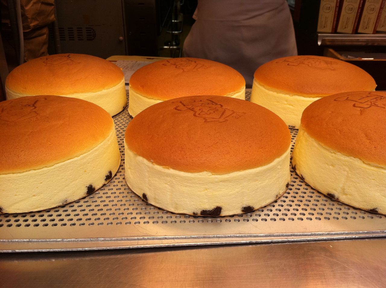 Introducing Rikuro Ojisan S Yakitate Cheesecake The Famous Cheesecake Shop In Osaka Japan Sweetsvillage スイーツビレッジ